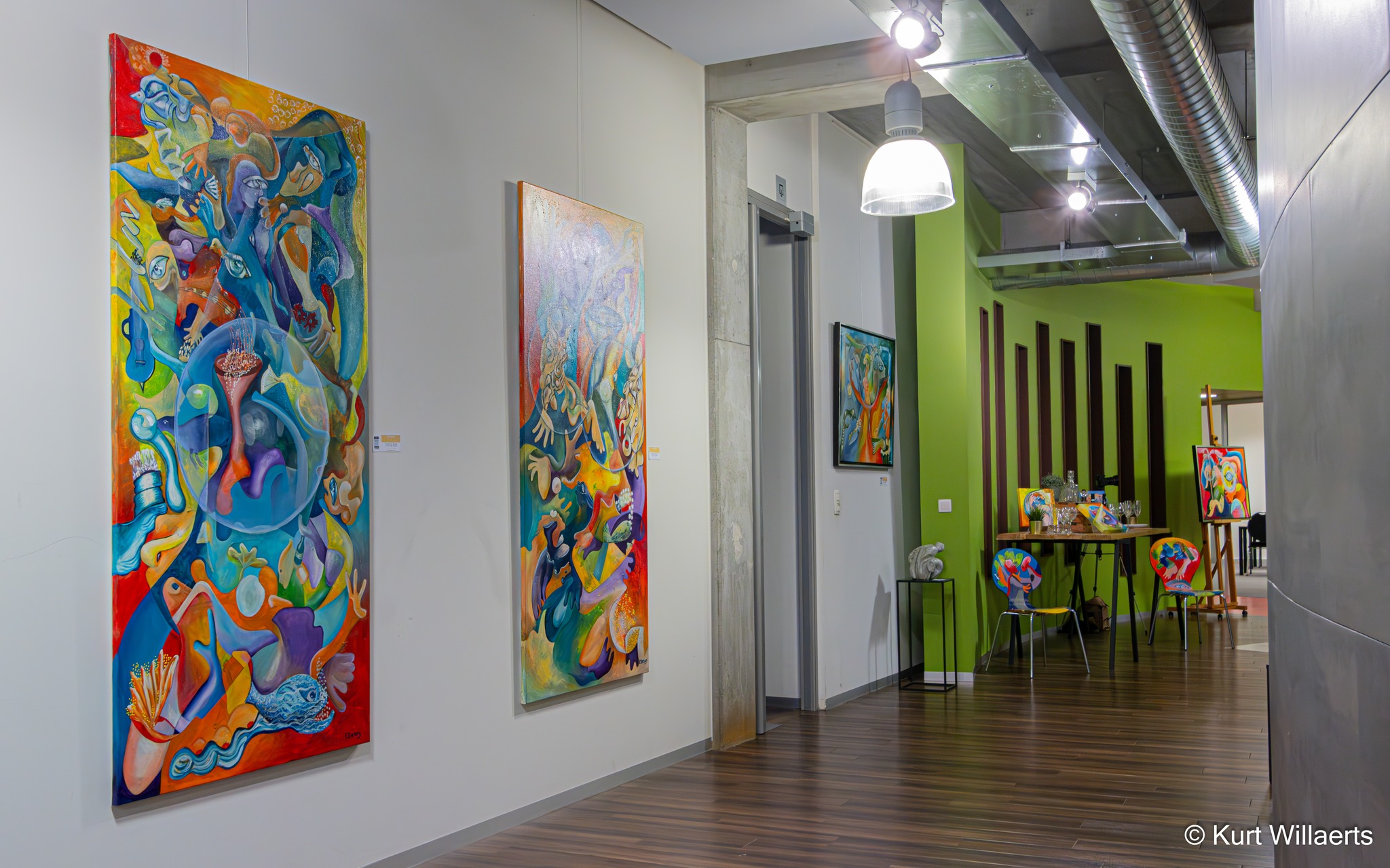 Kunstwerken in de gang van Syneton Building, foto door Kurt Willaerts